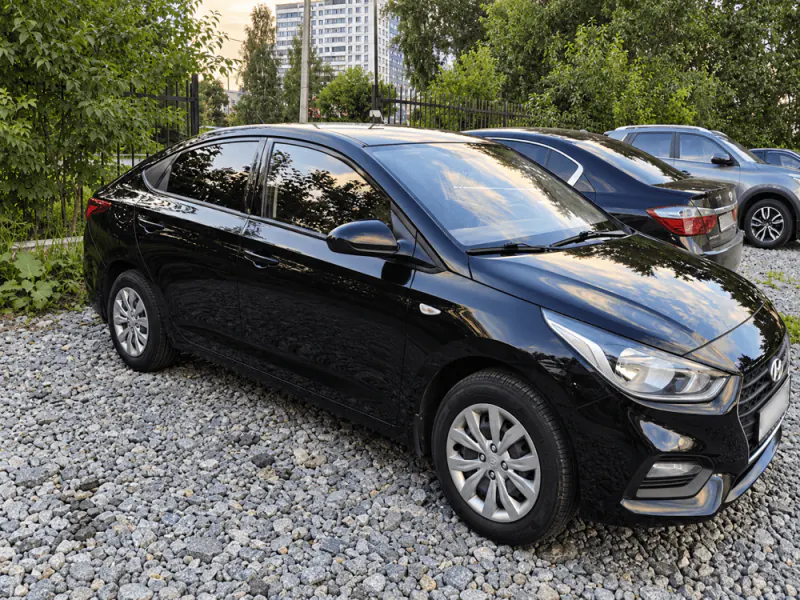 Чёрный седан Hyundai Solaris после комплексной мойки и полировки кузова