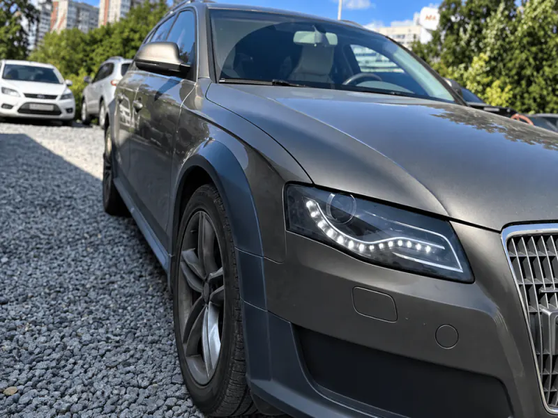 Передняя часть Audi A4 Allroad после полировки кузова