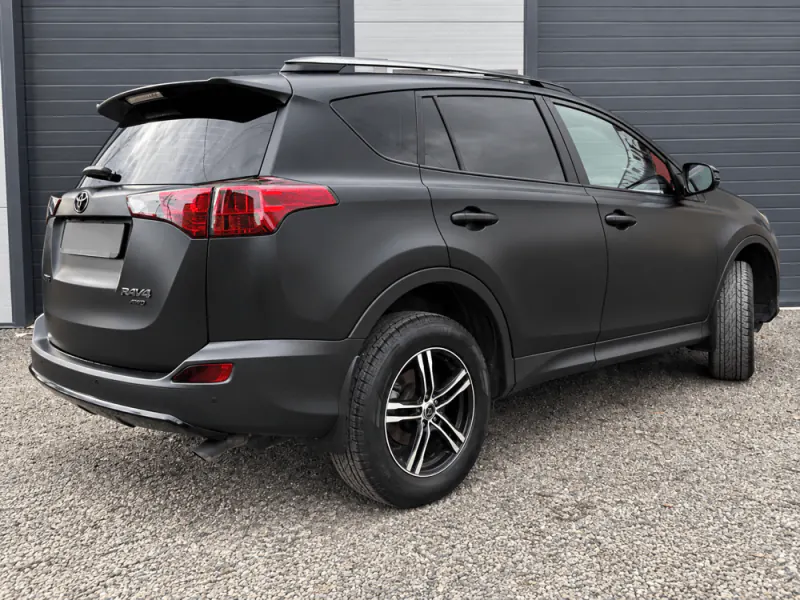 Toyota RAV4 с матовым покрытием у ворот сервисного бокса